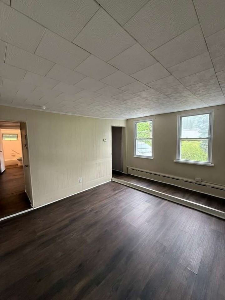 385 Carver St - Photo 4 of 16
