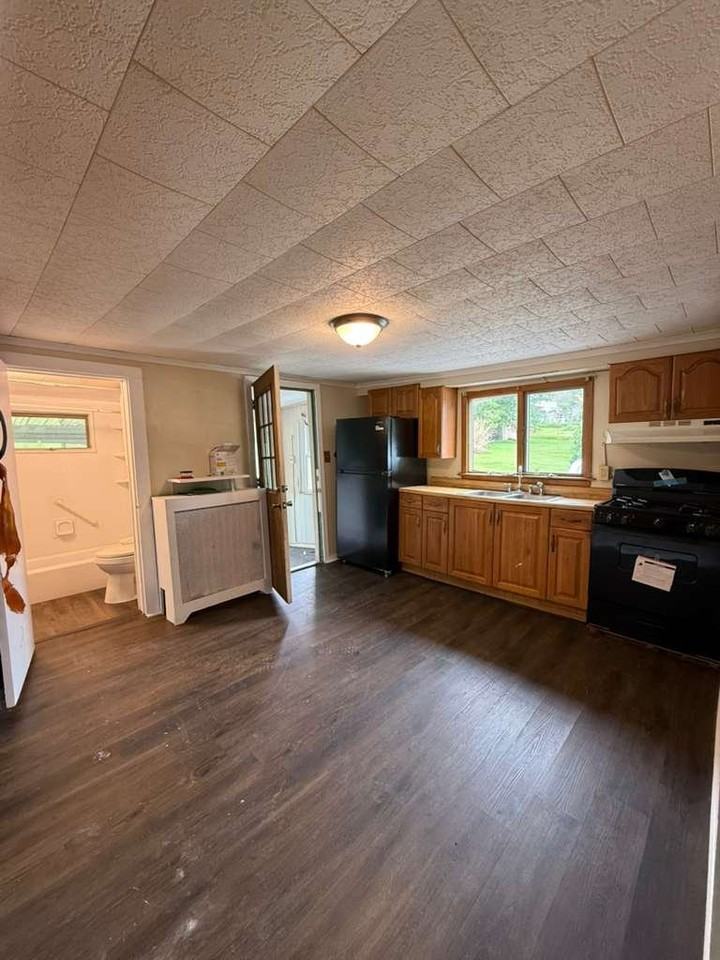 385 Carver St - Photo 5 of 16