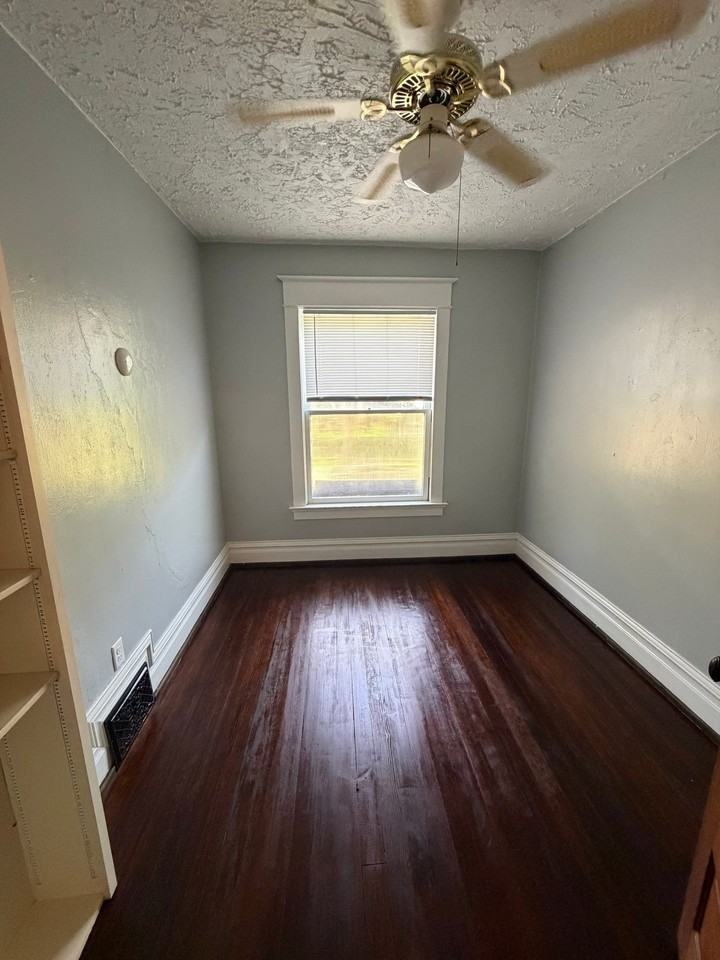 909/911 23Rd St #911 - Photo 3 of 15