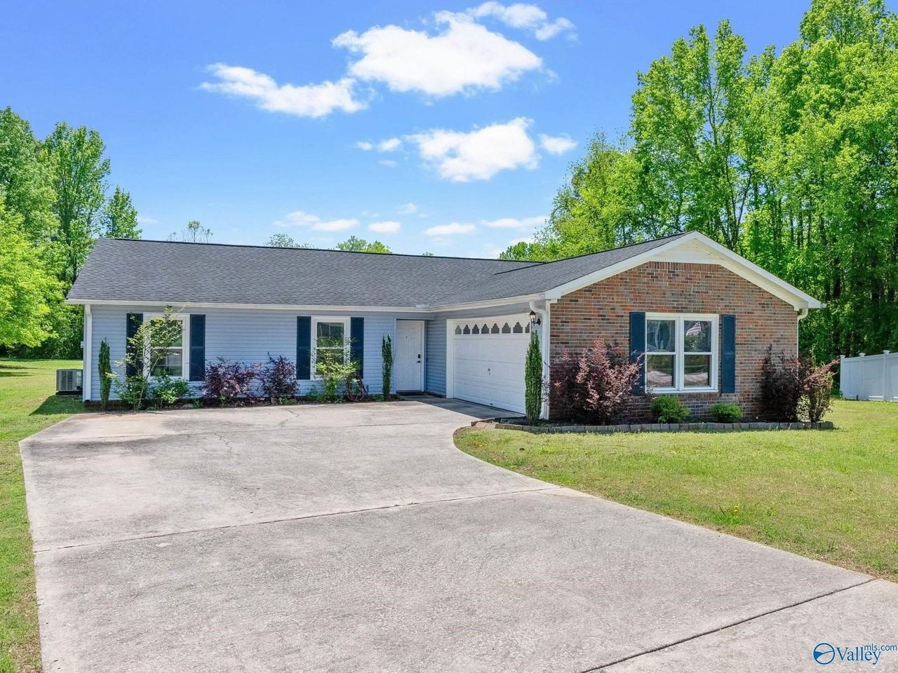 105 Whisperbrook Cir - Photo 2 of 15