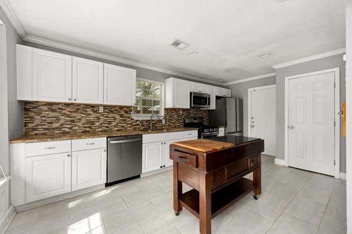 827 W 43rd St - Photo 2 of 15