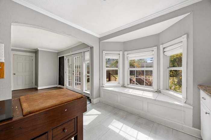 827 W 43rd St - Photo 3 of 15