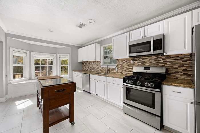 827 W 43rd St - Photo 4 of 15