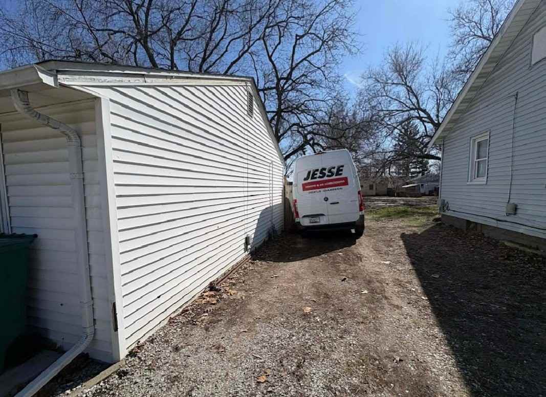 1035 Elmhurst Ave - Photo 3 of 11