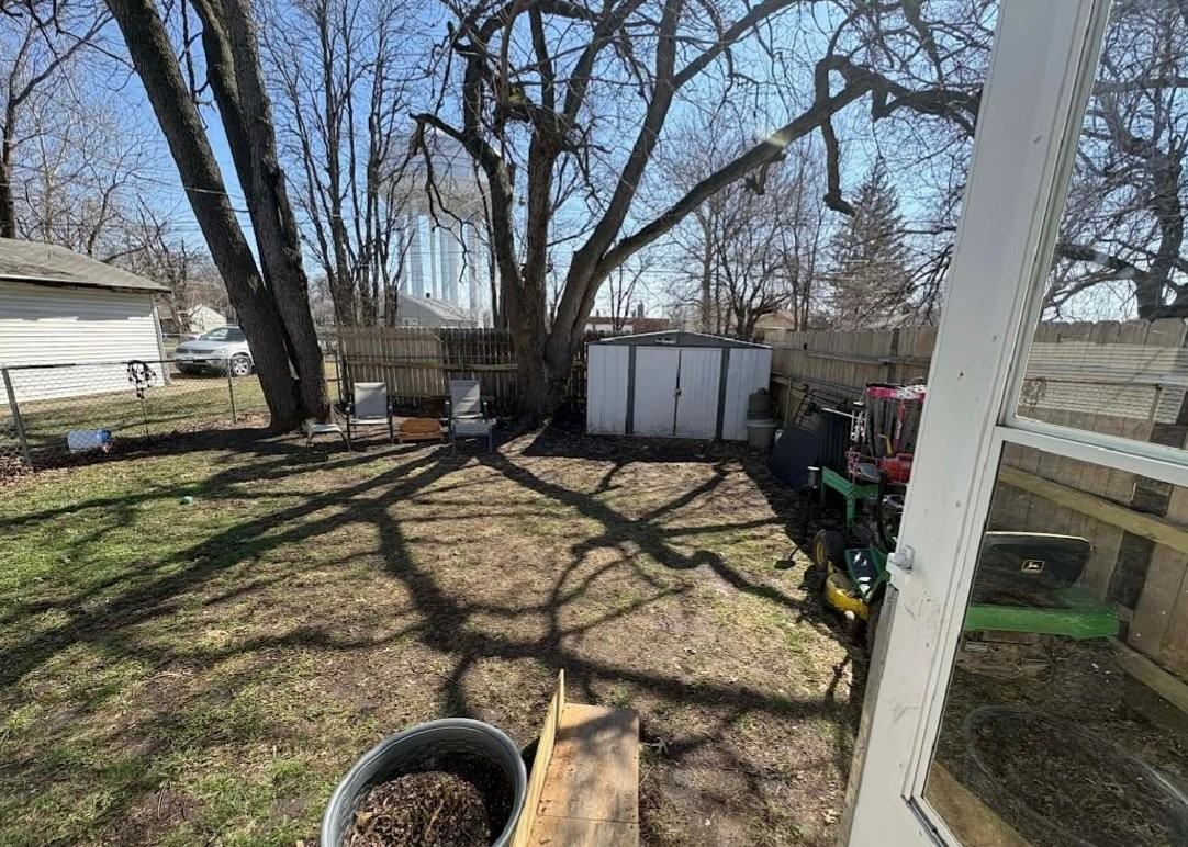 1035 Elmhurst Ave - Photo 4 of 11