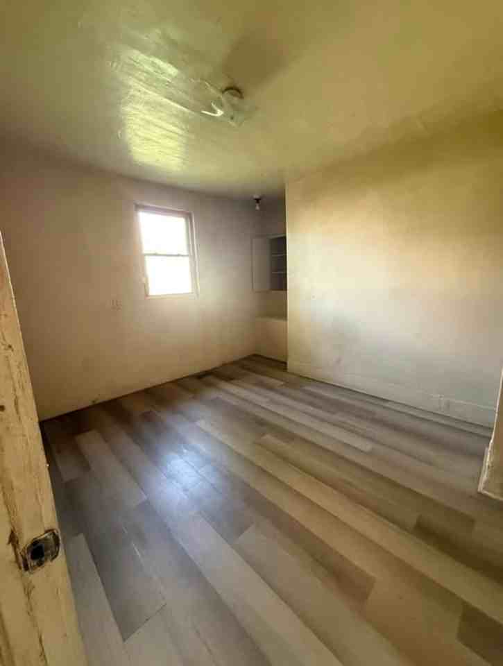 1035 Elmhurst Ave - Photo 5 of 11