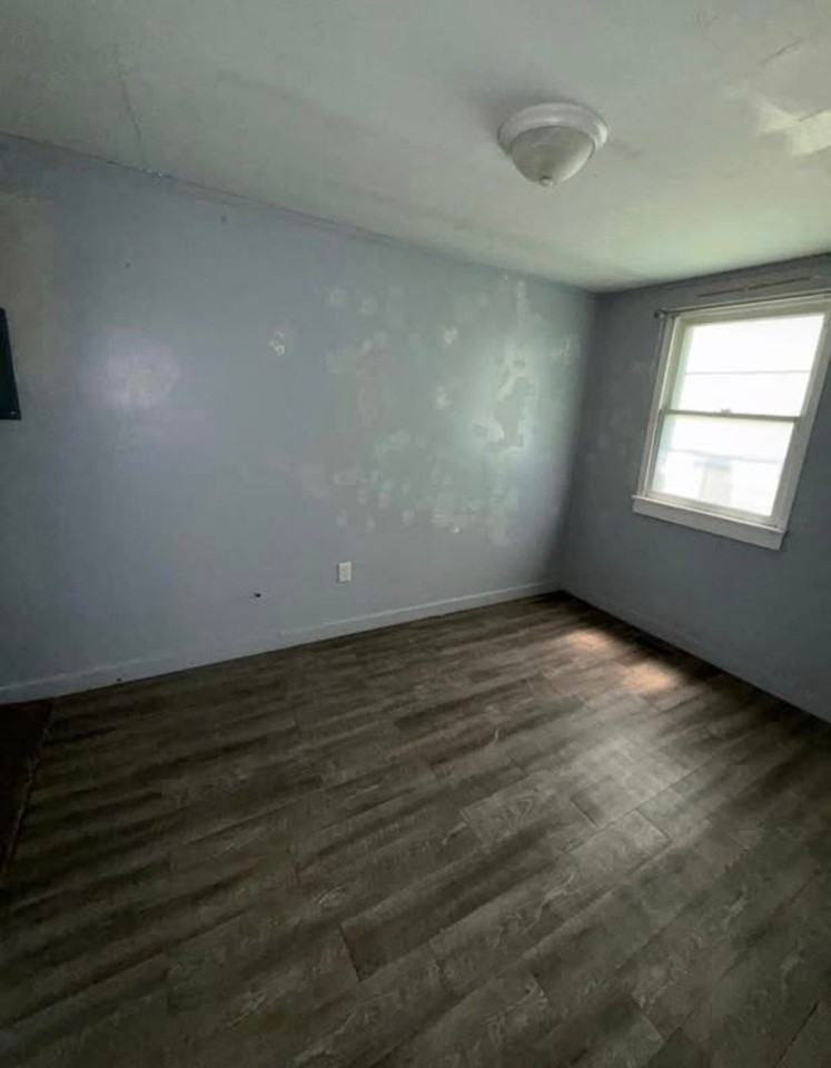 1035 Elmhurst Ave - Photo 6 of 11