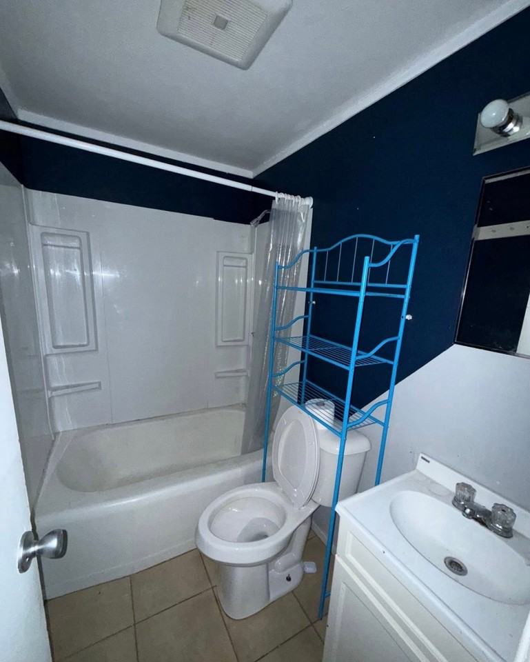 1035 Elmhurst Ave - Photo 7 of 11