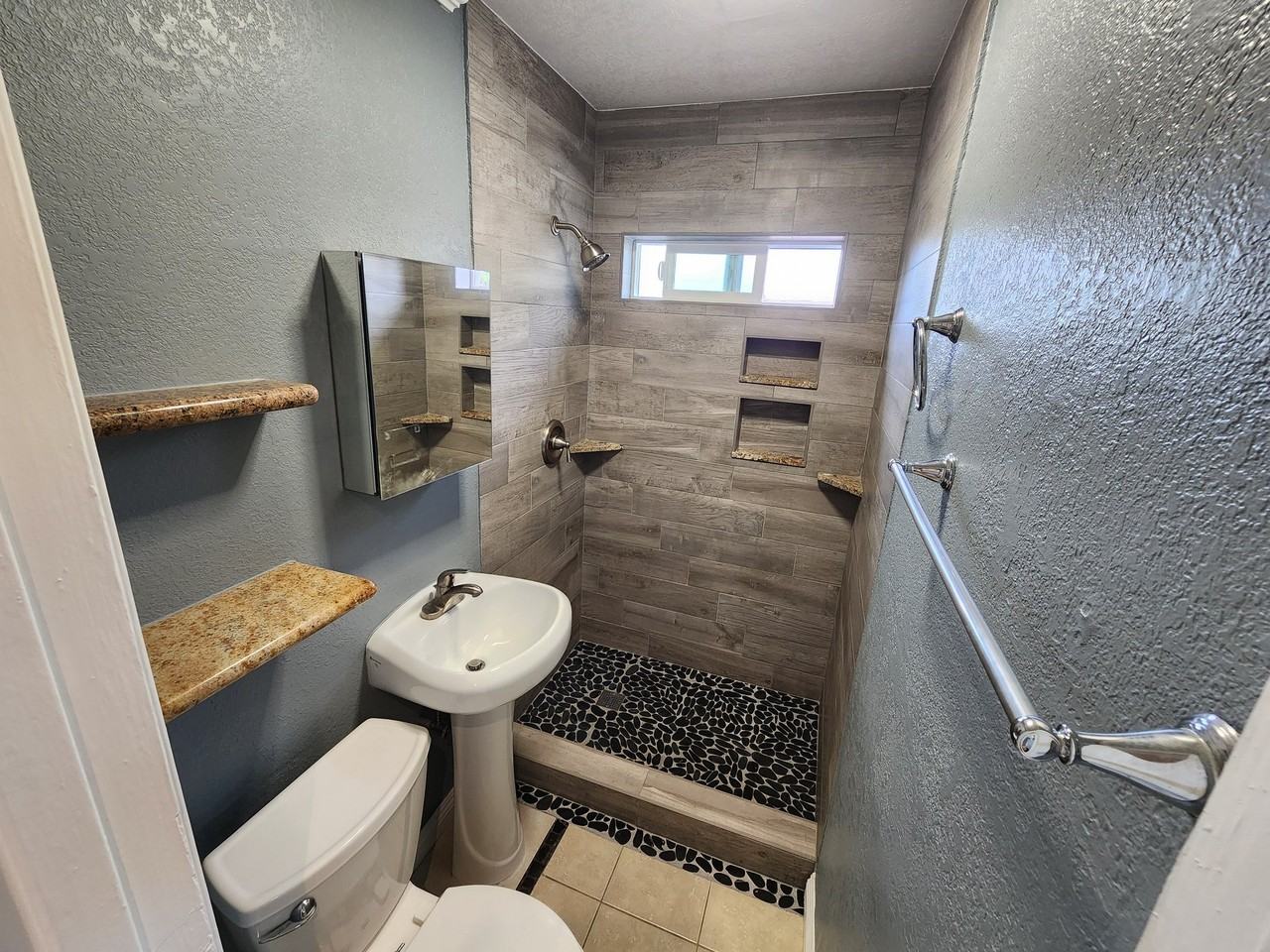 711 S Pine St #711 - Photo 5 of 20