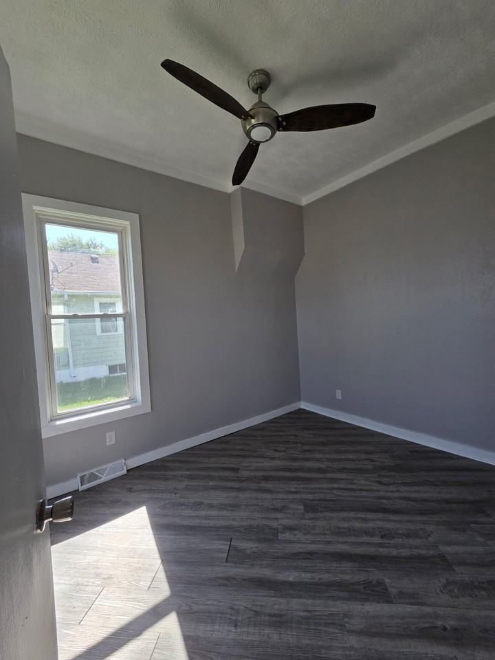 612 1st Ave W - Photo 5 of 10