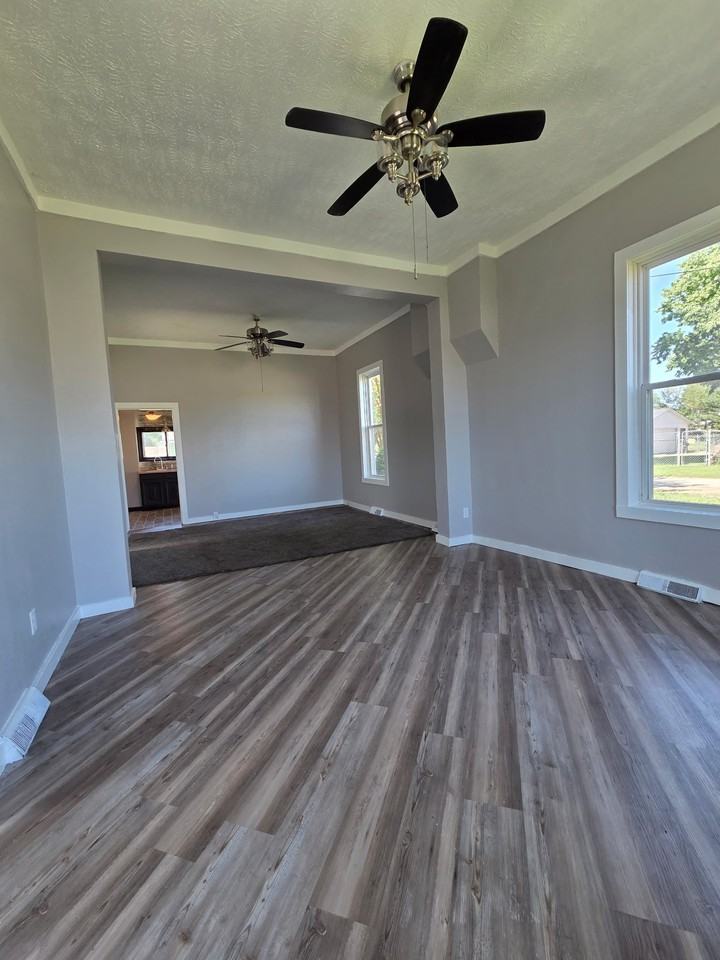612 1st Ave W - Photo 7 of 10