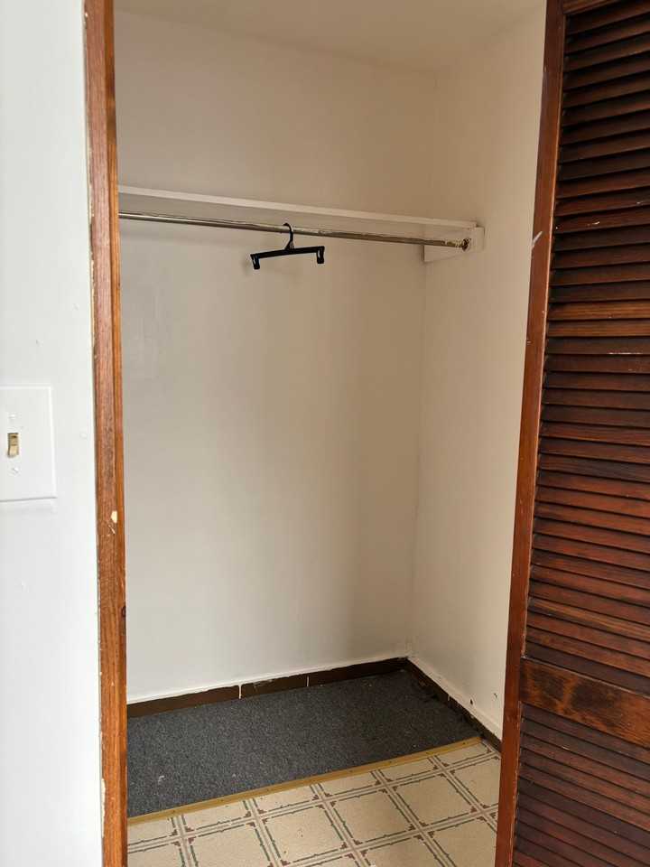 905 1/2 W Allen St #1stFL - Photo 7 of 10