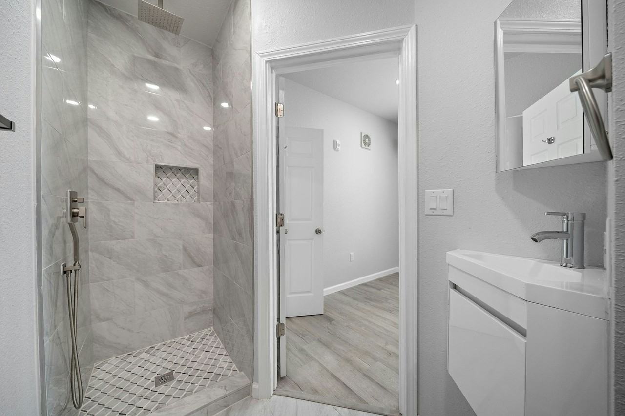 801 Avenue K, Unit F - Photo 3 of 30