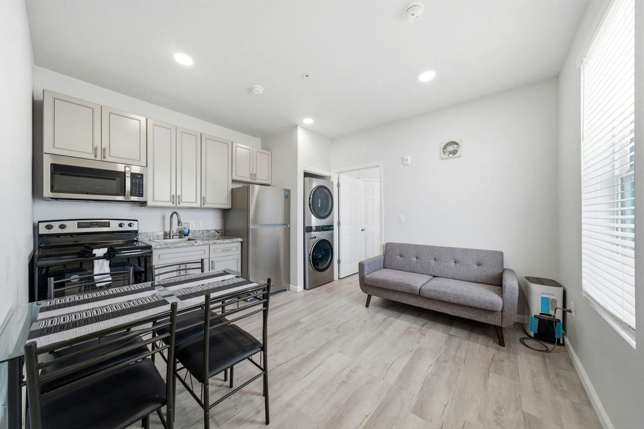 801 Avenue K, Unit F - Photo 5 of 30