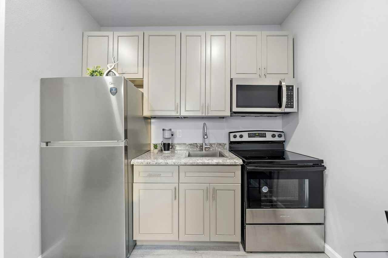 801 Avenue K, Unit F - Photo 6 of 30