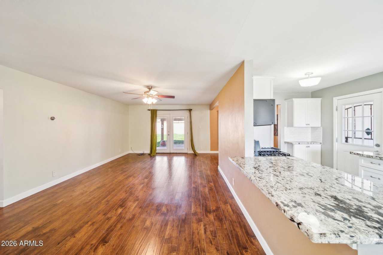 2320 W Whitton Ave - Photo 3 of 19