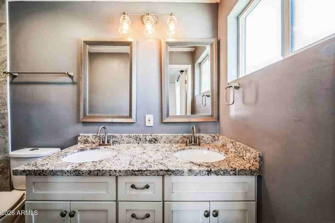 2320 W Whitton Ave - Photo 5 of 19