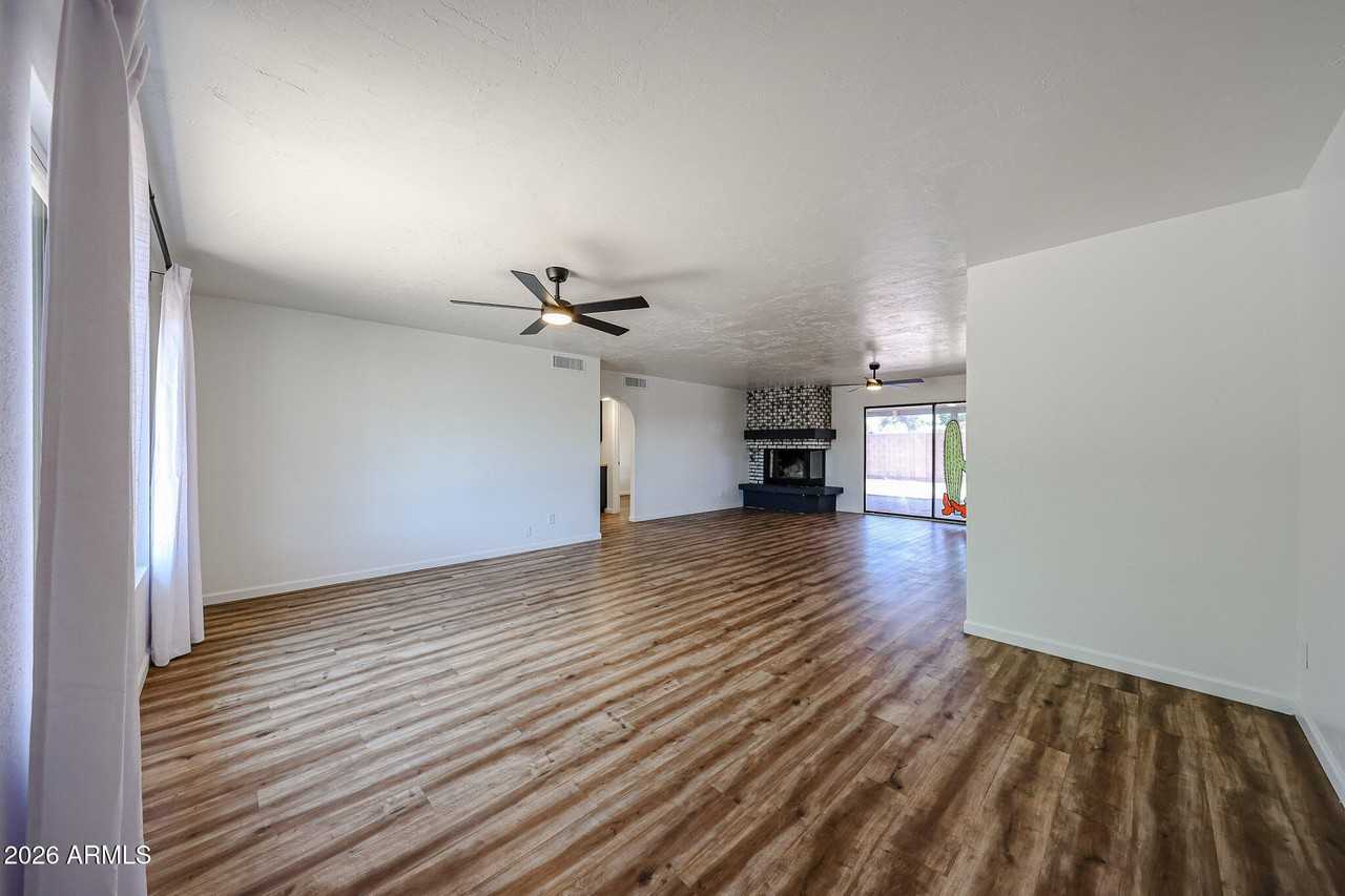 2602 E Charleston Ave - Photo 2 of 13