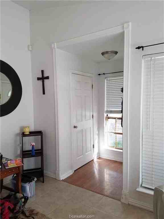 1102 Weatherly Dr - Photo 2 of 12