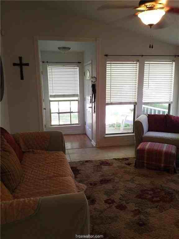 1102 Weatherly Dr - Photo 5 of 12
