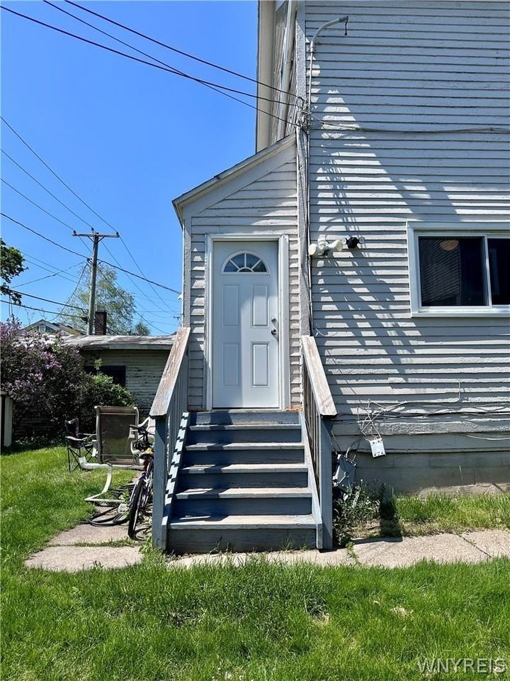 688 Columbus Pkwy - Photo 2 of 13