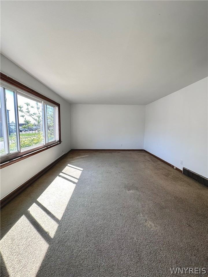 92 Lasalle Ave - Photo 2 of 15
