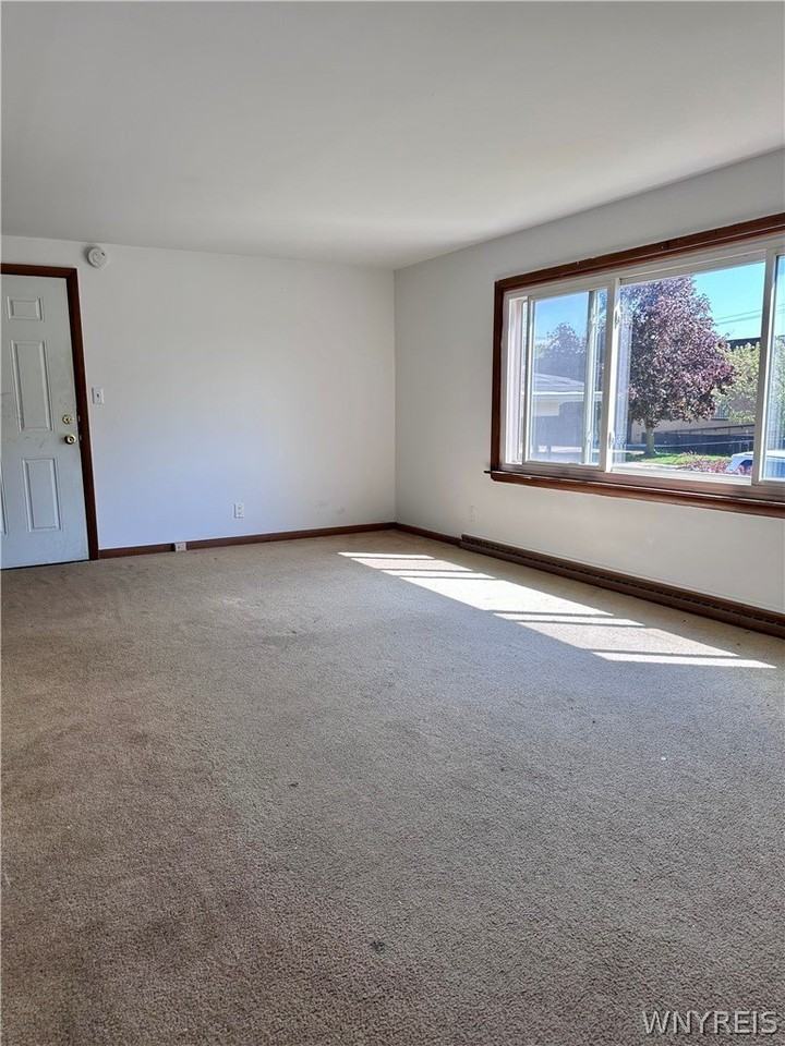 92 Lasalle Ave - Photo 3 of 15