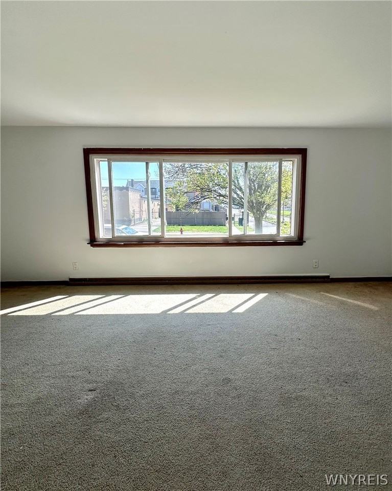 92 Lasalle Ave - Photo 4 of 15