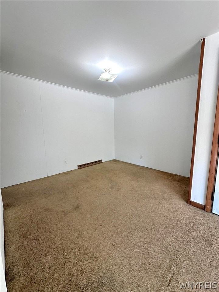 92 Lasalle Ave - Photo 6 of 15