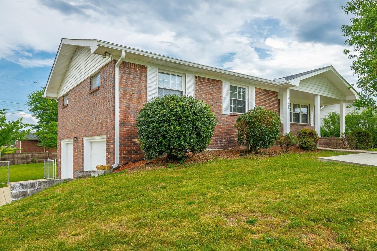 2520 Sharron Dr - Photo 3 of 50