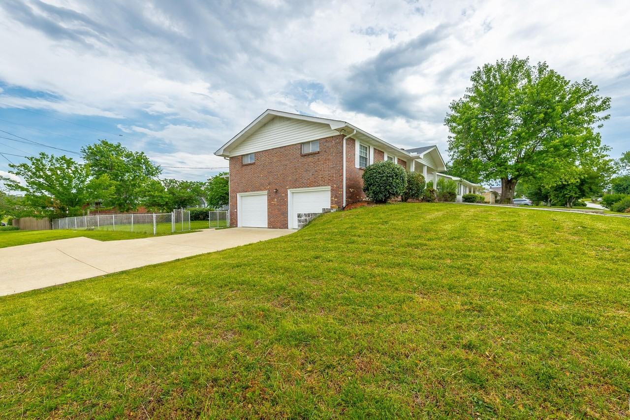 2520 Sharron Dr - Photo 4 of 50