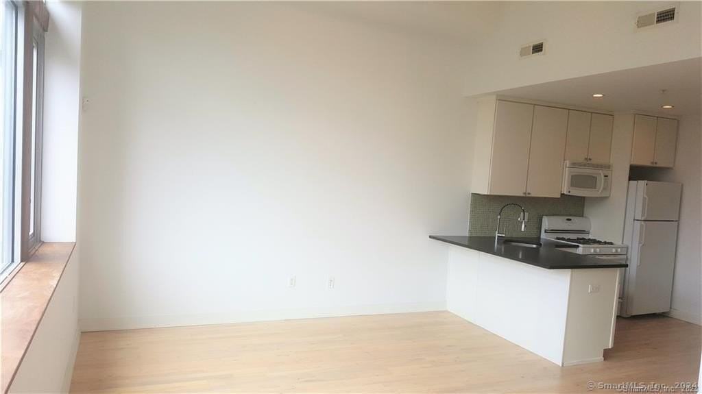 804 Chapel St #302 - Photo 4 of 11
