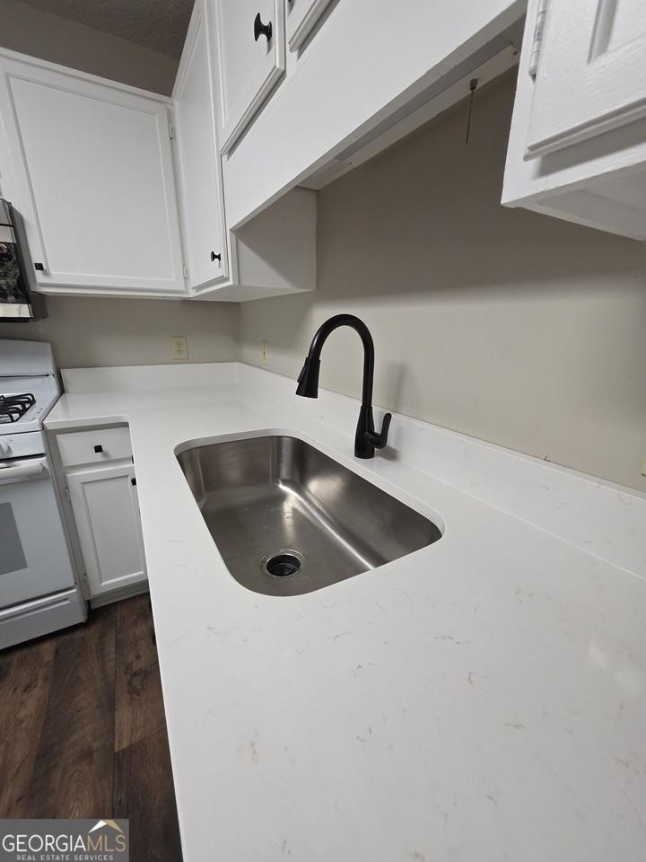 302 Henley Way - Photo 6 of 19