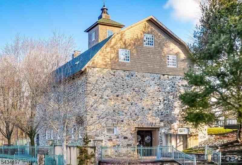 1023 Castle Rd - Photo 4 of 18