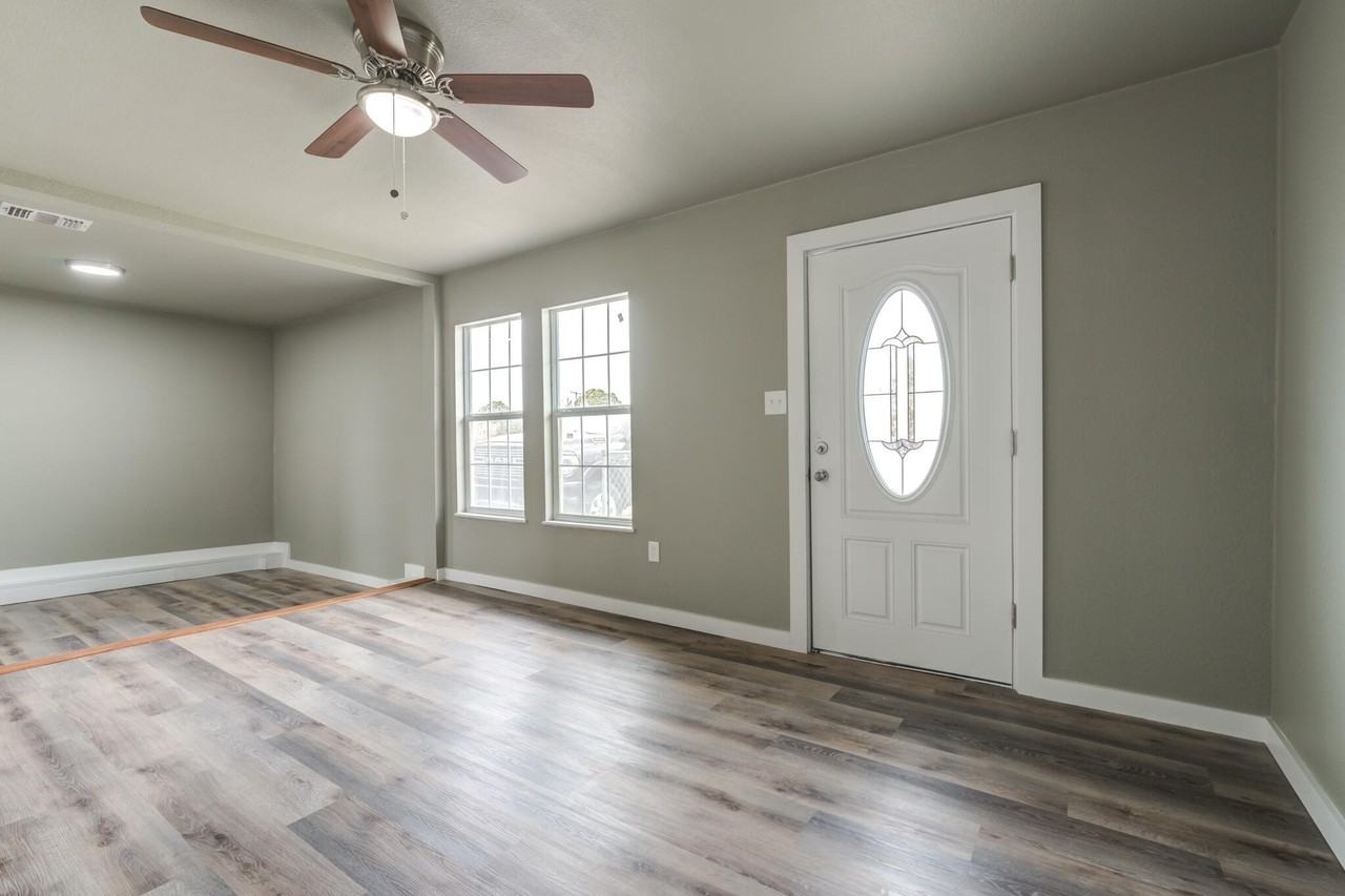 918 E Rice St - Photo 4 of 20