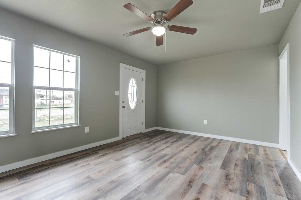 918 E Rice St - Photo 5 of 20