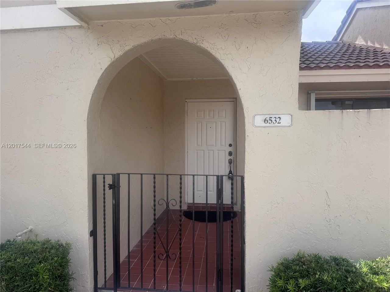 6532 Nw 170th Ter - Photo 4 of 35