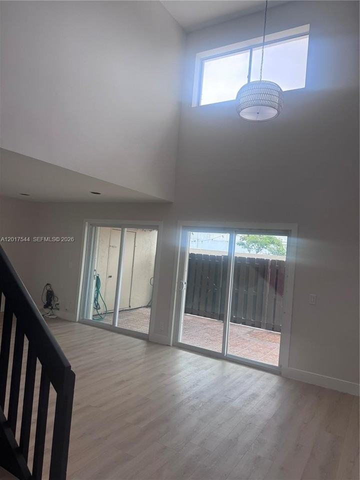 6532 Nw 170th Ter - Photo 7 of 35