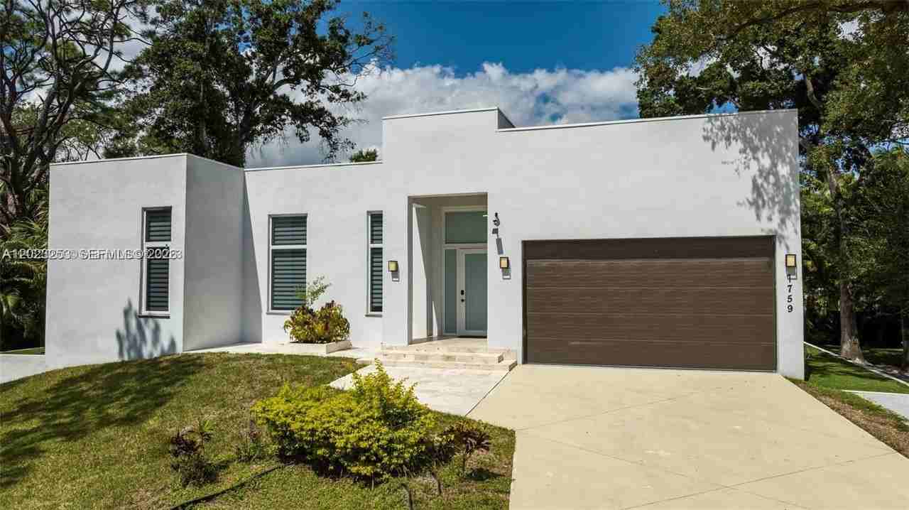 1759 Sw 30th Pl #0 - Photo 4 of 50