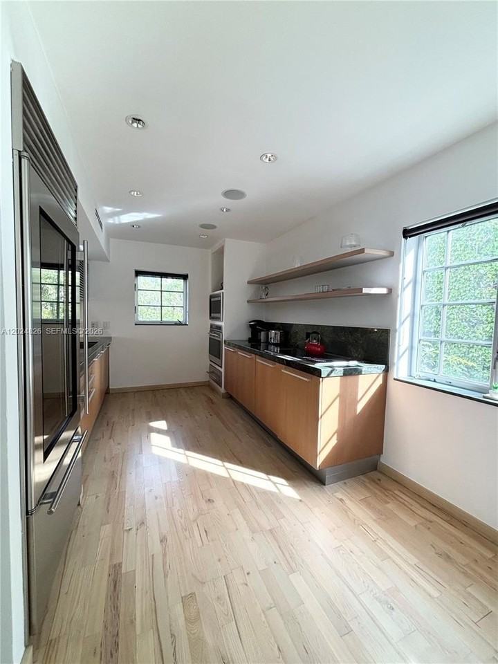 1520 Michigan Ave #1 - Photo 4 of 20