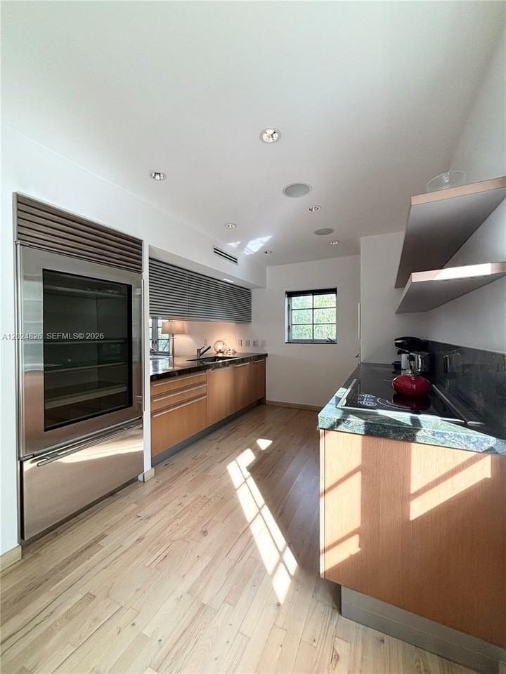 1520 Michigan Ave #1 - Photo 5 of 20