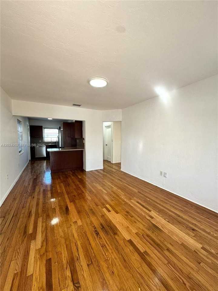 5353 Sw 6th St - Photo 3 of 15