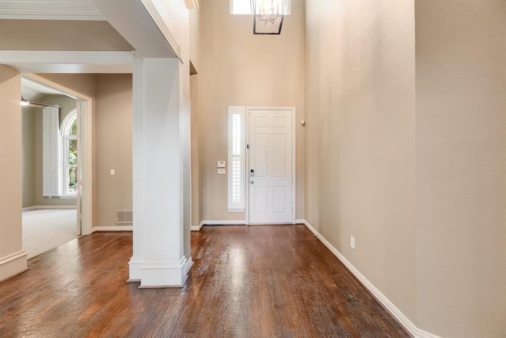 5069 Lakehill Blvd - Photo 4 of 39