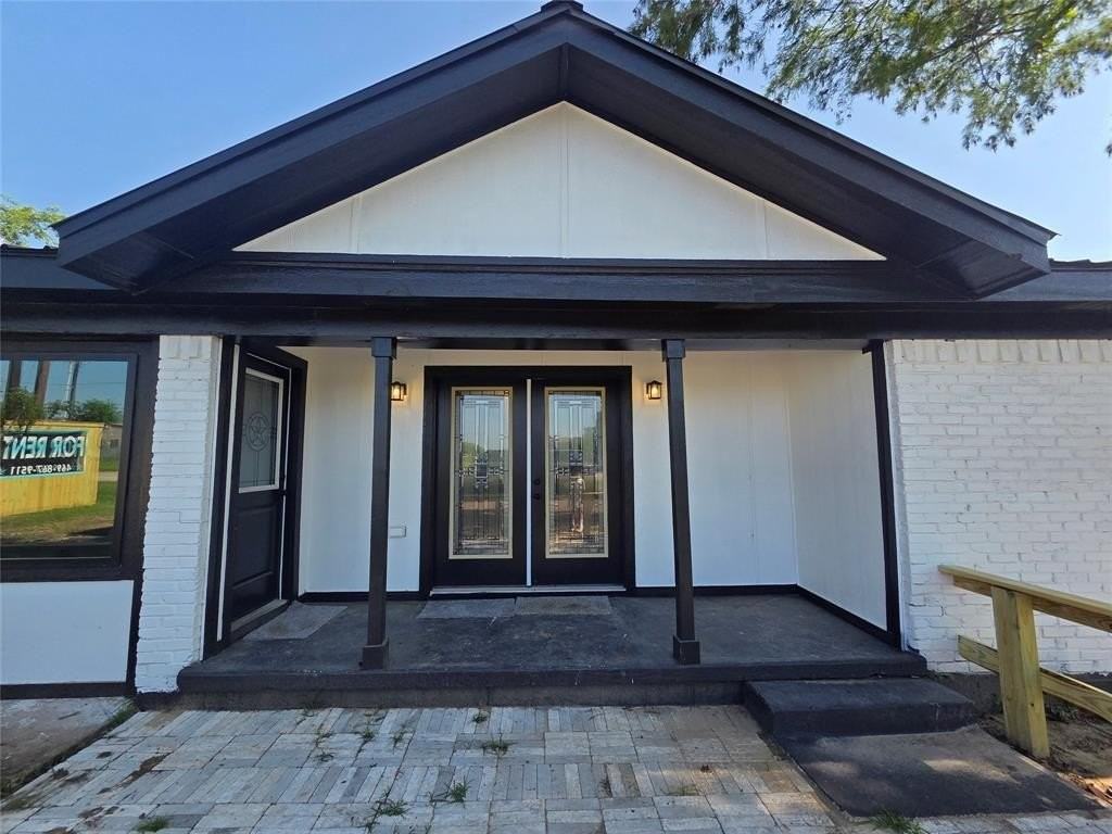 912 W Main St - Photo 2 of 18