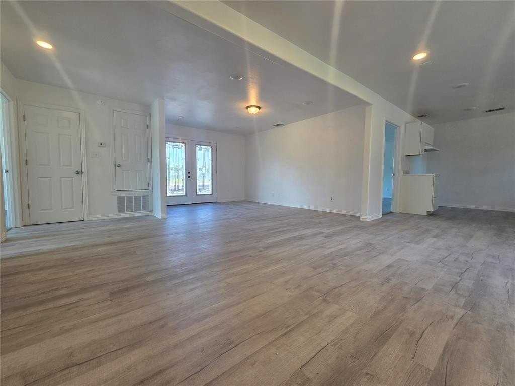912 W Main St - Photo 5 of 18