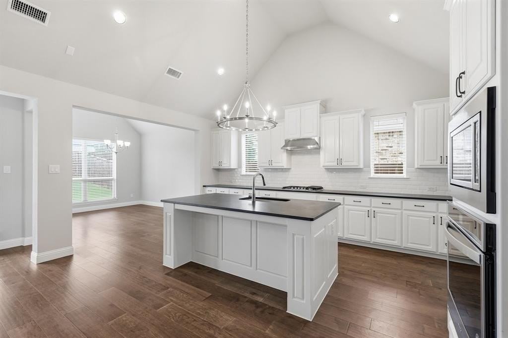 12109 Prudence Dr - Photo 3 of 33