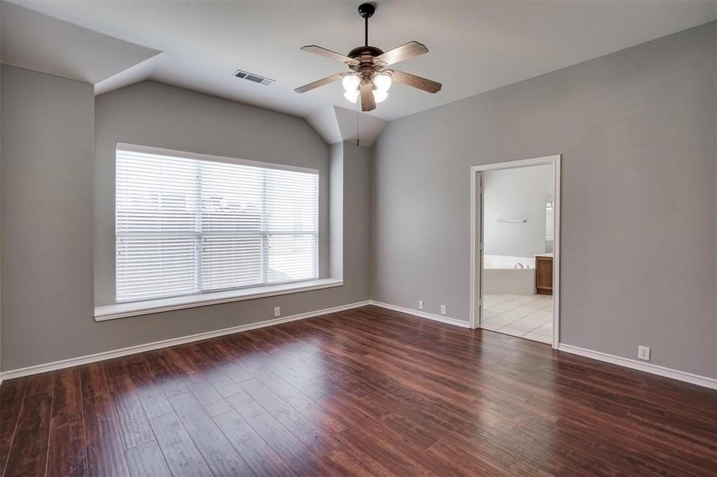 7657 Ravenhill Dr - Photo 4 of 29