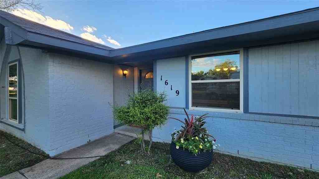 1619 Glenhill Ln - Photo 5 of 39