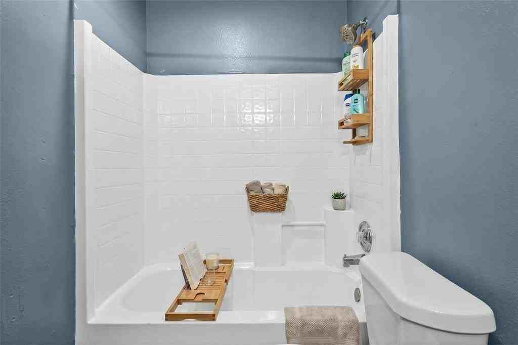 2701 Nw 18th St #2 - Photo 4 of 24