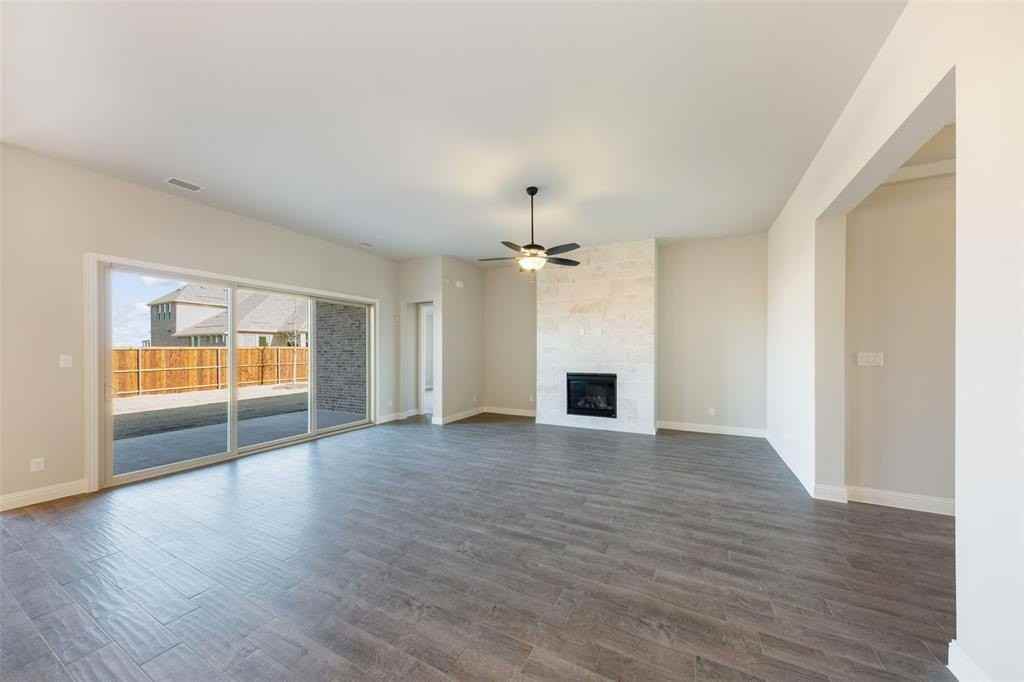 2813 Carisbrooke St - Photo 2 of 29